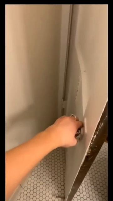 Дверь в туалет 🤣. Миссия выполнима!