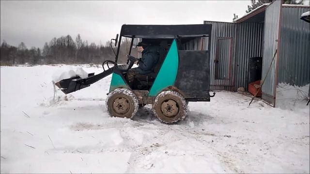 убираем снег электропогрузчиком