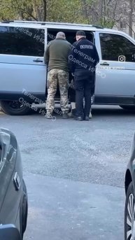 Доброволец так сильно рвется на фронт что его немогут успокоить пятеро людолов. И это вовсе не и...