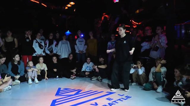 MITYA Vs ВАСИЛЬЕВА СОНЯ | 1/8 Final Hip-hop Beginners | LEVEL BATTLE