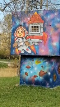 У реки Ивановки забавный стрит арт