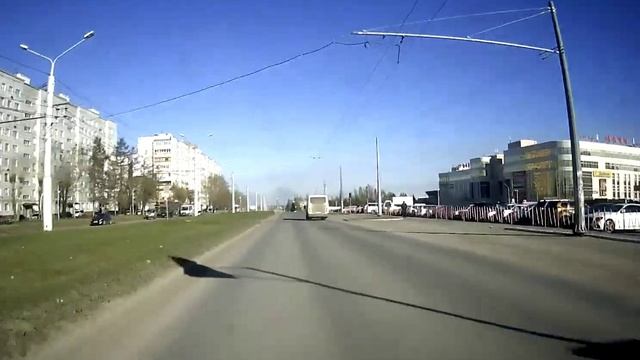 На микроавтобусе не видит ни пешехода ни красного цвета