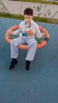 Егор катается на качелях с новым протезом