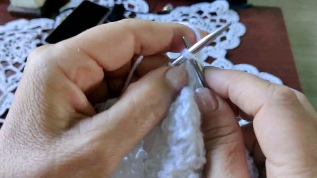 Ажур из одного накида и две вместе лицевой на круговых спицах.