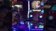 Артур танцует в игровом центре