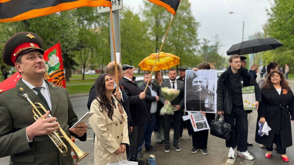 На юго-западе Москвы единороссы организовали праздничный мини-парад у дома ветерана