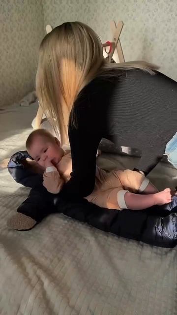 Поесть перед прогулкой = хорошая прогулка 🍼💛 #kanrykids #машинкадлясмеси #смесимашинка