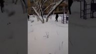 Мальчики лепят снеговика