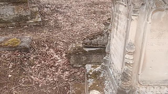 Старинное кладбище в провинции.