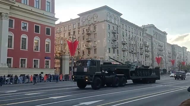 ТЕХНИКА РЕПЕТИРУЕТ К ПАРАДУ ПОБЕДЫ НА КРАСНОЙ ПЛОЩАДИ В МОСКВЕ К 9 МАЯ