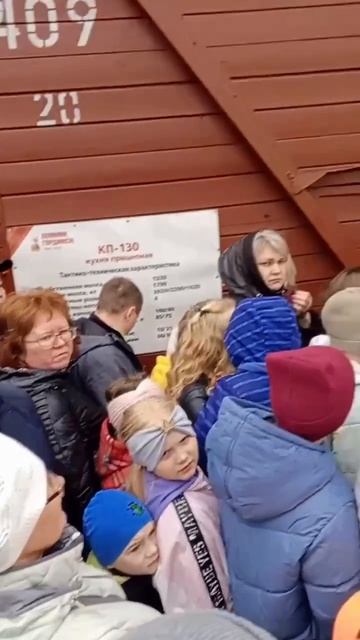 🤦♂️ Россияне устроили давку и драку из-за бесплатной каши у «Поезда Победы».

1 мая «Поезд Победы»