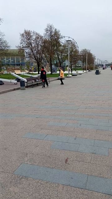 Девочки танцуют на набережной 👯👏