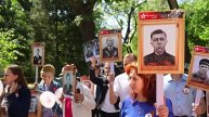 Потомки советских и китайских солдат прошли вместе во время акции "Бессмертный полк"