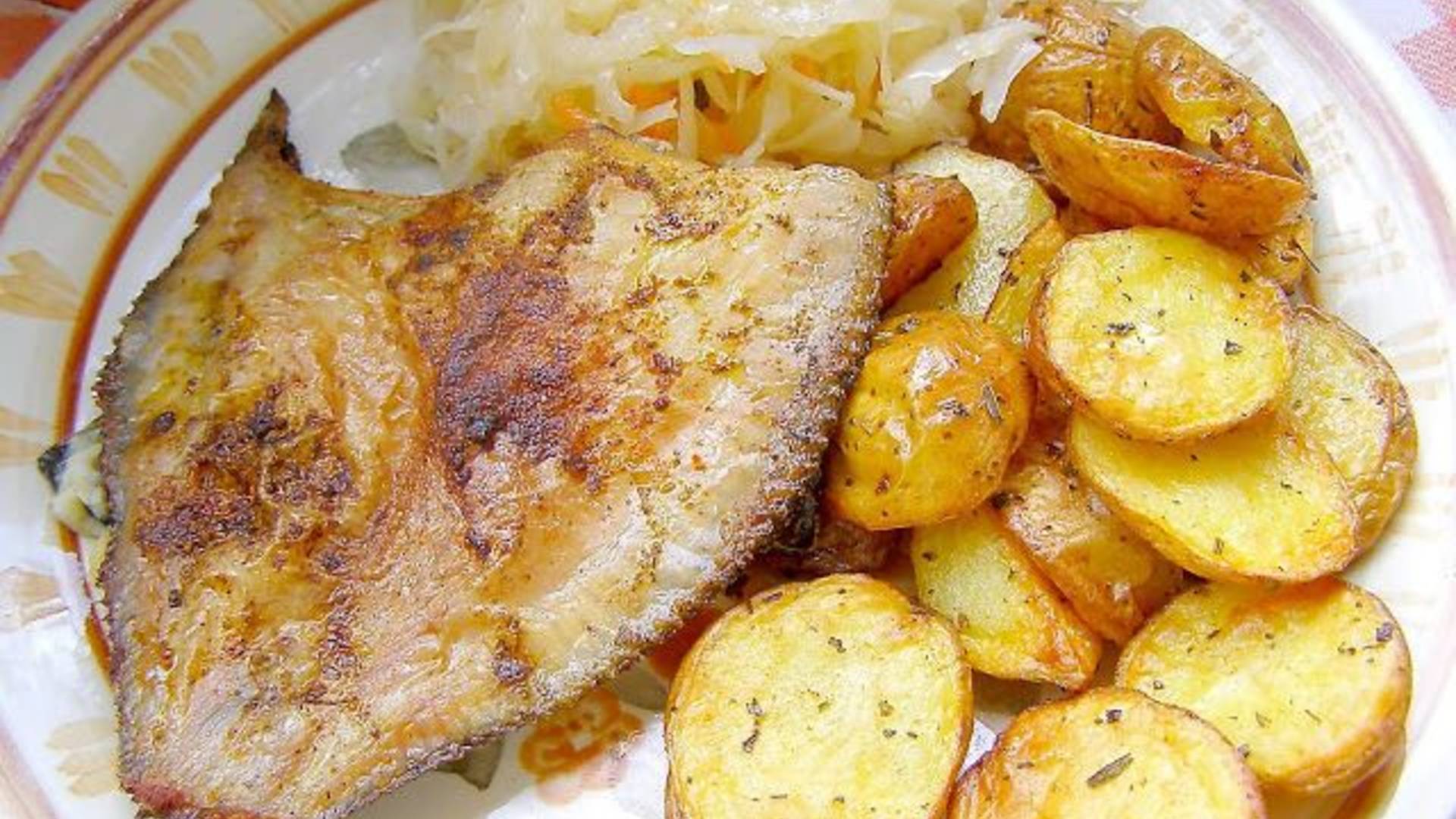Экономное меню. Запечённый картофель в духовке с камбалой и овощами