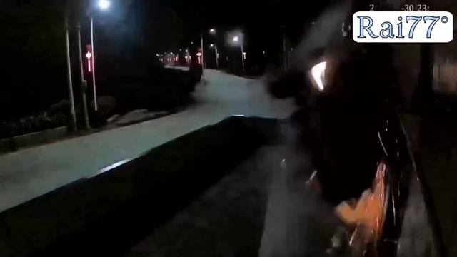 Легковушка чудом не влетела в жилище на повороте автомагистрали