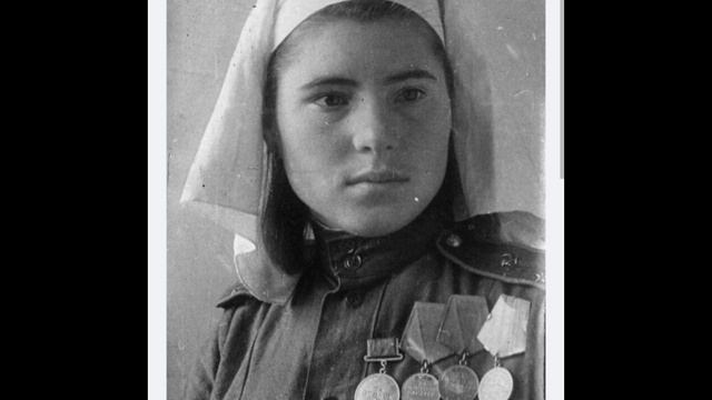 Мелодии военных песен... *Синий платочек*...