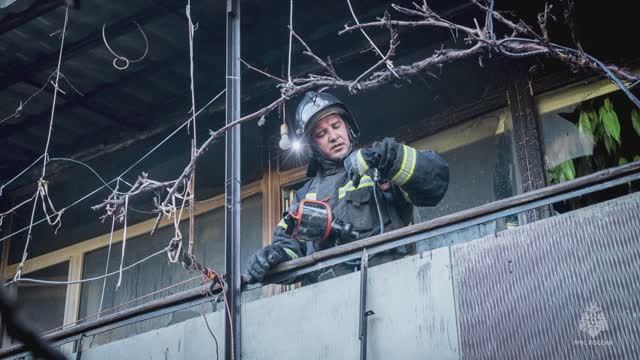 Спасли 20 человек. Сотрудники МЧС России по Севастополю потушили пожар в многоквартирном доме