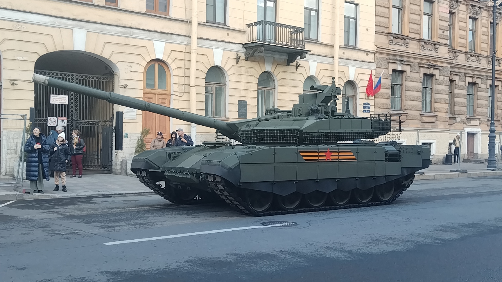 Т-90М на Миллионной улице в Санкт-Петербурге
