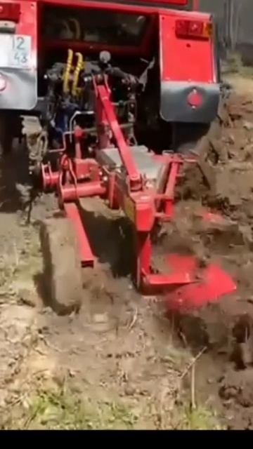 Т25 в борозде пашет землю