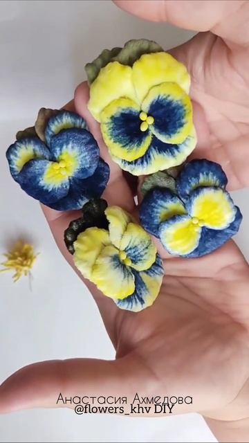 Брошь Анютка, из бархата, окрашена вручную, автор Анастасия Ахмедова.
