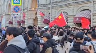 Толпа китайских туристов собралась возле ГУМа в Москве