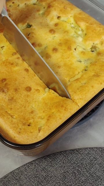 Заливной пирог с тунцом, зелёным луком и яйцом.