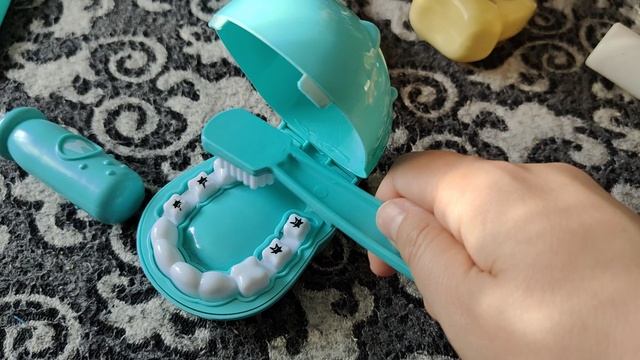 Играем и чистим зубки игрушечному бегемоту