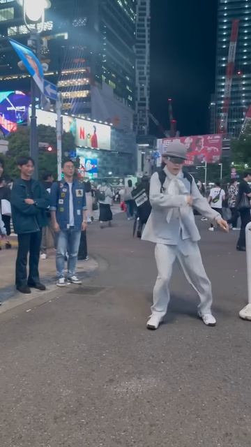 【バズって2000万回再生された踊る配達員】ロボモン