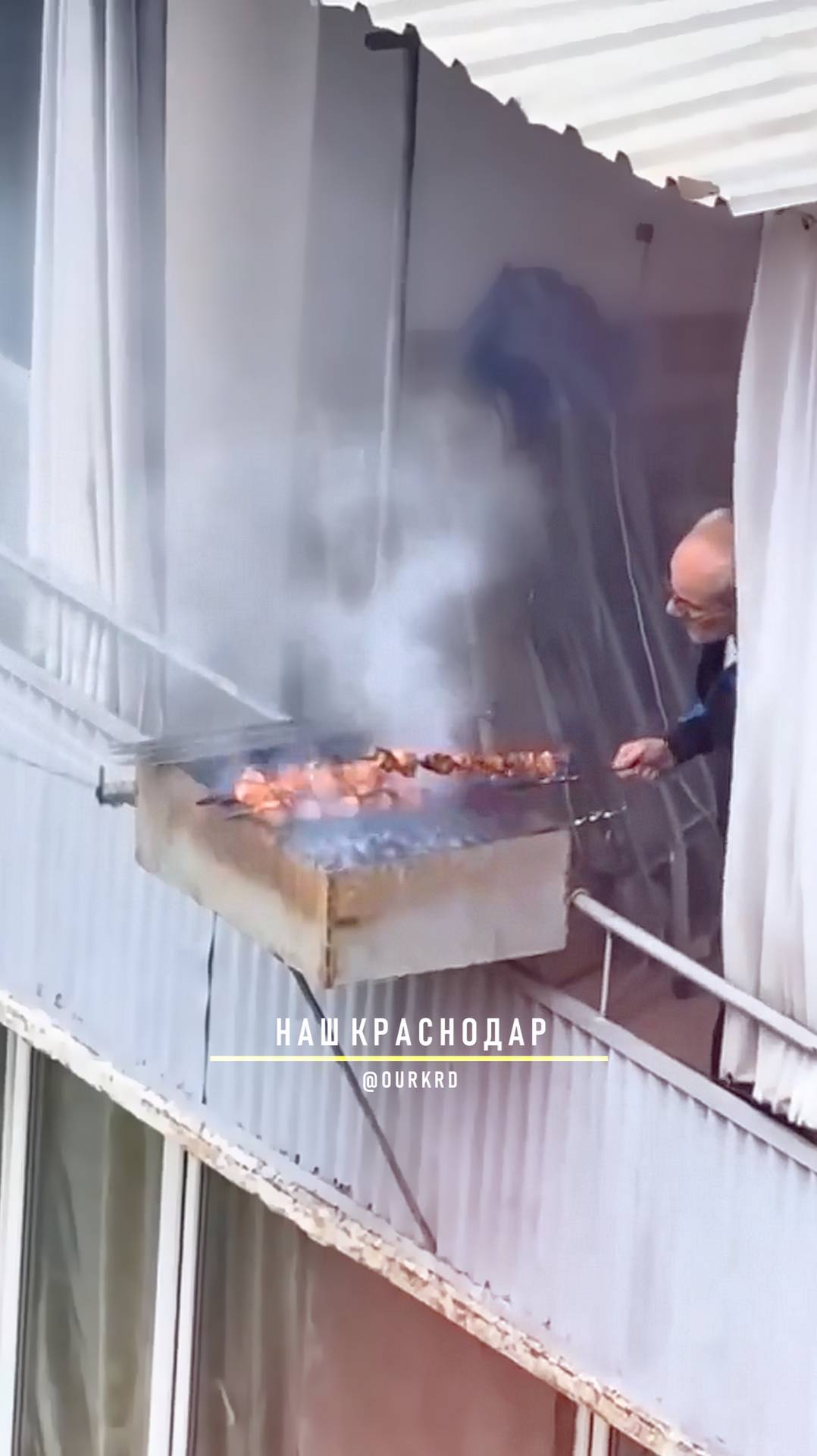 Приготовление шашлыка на балконе грозит крупным штрафом. ☝