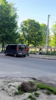 Идёт Тарас по селу, оглядывается, шапку на глаза натянул. Вдруг из кустов — ТЦКшник