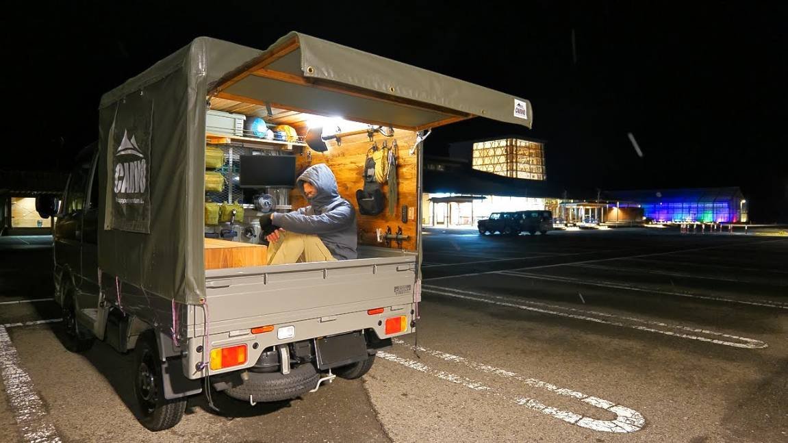 [4K]【車中泊】小さなトラックの荷台で、ロードサイド車中泊