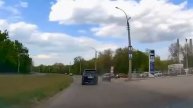 В Луганске автомобилист не справился с управлением и влетел в припаркованные автомобили