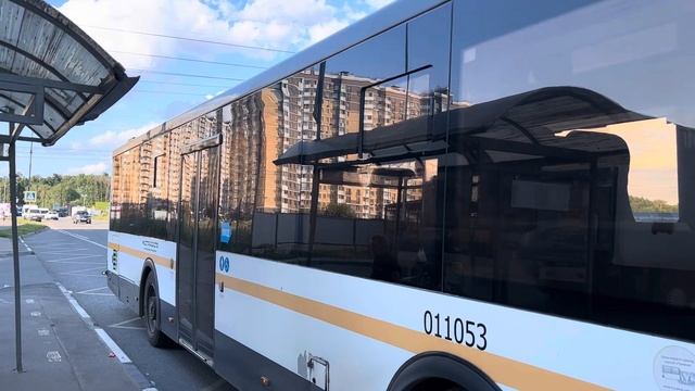 Автобус ЛиАЗ-5292.65-03 следует по маршруту 1232 ”м. Выхино - Школа(Вертолётная ул.)”