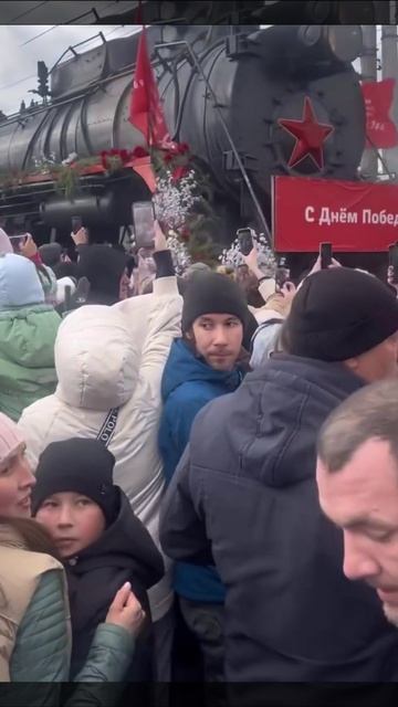 🤦♂️ Россияне устроили давку и драку из-за бесплатной каши у «Поезда Победы».

1 мая «Поезд Победы»