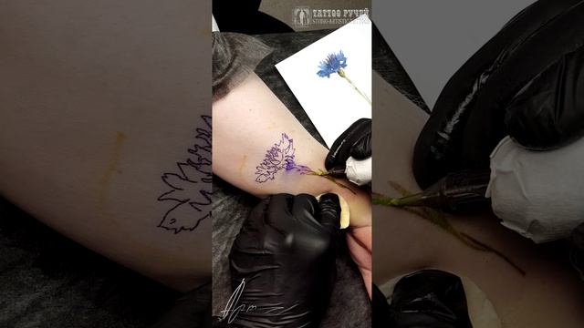 • Для нашей очаровательной гостьи Снежаны, по её пожеланиям сделали тату цветочка, василька...