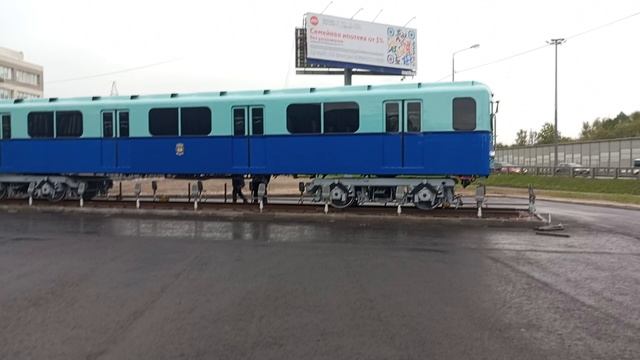 Памятник вагону типа Г у главной проходной завода «Метровагонмаш» в Мытищах 3 мая 2025 года 15:02:23