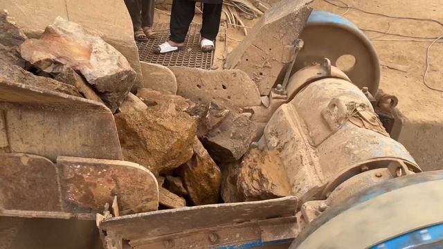 Строительство, дробление щебёнки