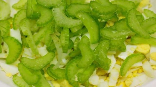 Салат с яйцом сельдереем и сыром