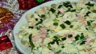 Рисовый салат с колбасой и горошком