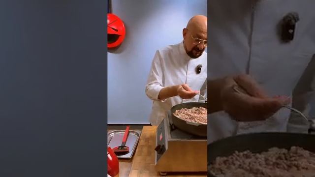Мясо тесто и лук