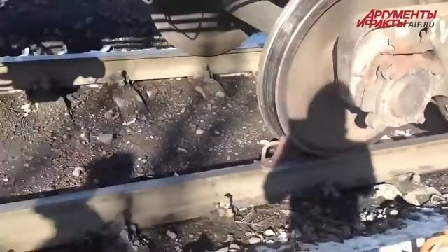 Тормозной башмак останавливает жд вагоны
