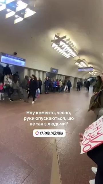В Харькове активистки устроили в метро акцию минута молчания в честь погибших боевиков ВСУ