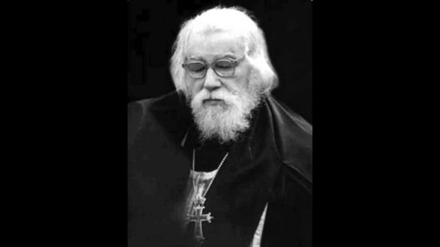 Архимандрит Крестьянкин перед Плащаницей