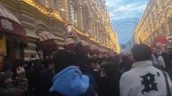 Толпа китайцев собралась в центре Москвы возле ГУМа — они размахивают флагами КНР и что-то кричат