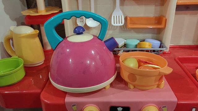 играем в игрушечный чайник на детской кухне