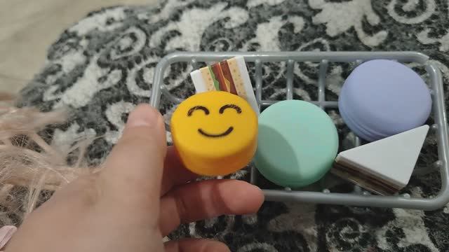 играем в игрушечную детскую еду