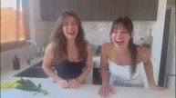 Моя сестра впервые пробует русскую кухню. Веселая реакция!!
