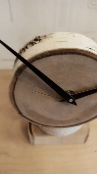 Часы Адозерус из березы круглые настольные на подставке