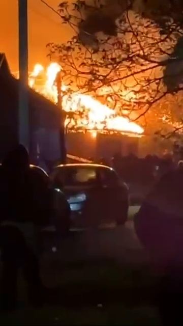 БЫЛО СТРАШНО: ещё видео из посёлка Целина, где в результате атаки БПЛА сгорели несколько домов.