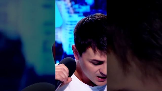 Невероятный голос как у Юры Шатунова такой же взгляд как и у Юры доброта в глазах его